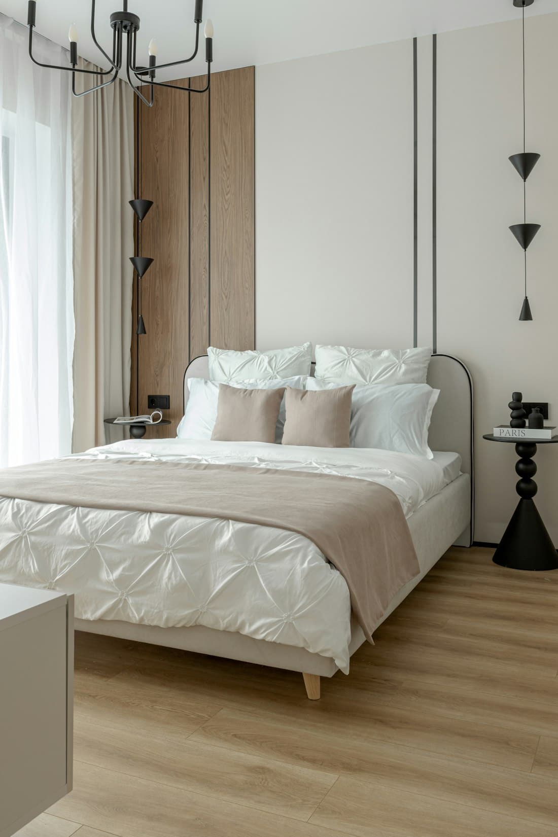 Calm suite with a king bed
